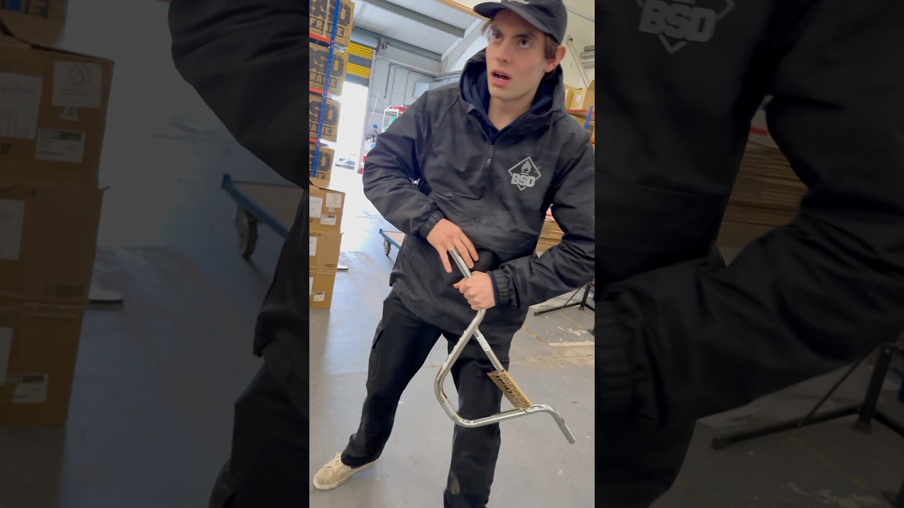 Imagem de destaque para: Antonio Smallwood panics as he gets his finger stuck in a BSD ALVX bar