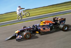Imagem de destaque para: Jumping Over A Moving F1 Car (world first)