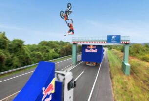 Imagem de destaque para: World First! Motorbike Flip Between Two Moving Trucks