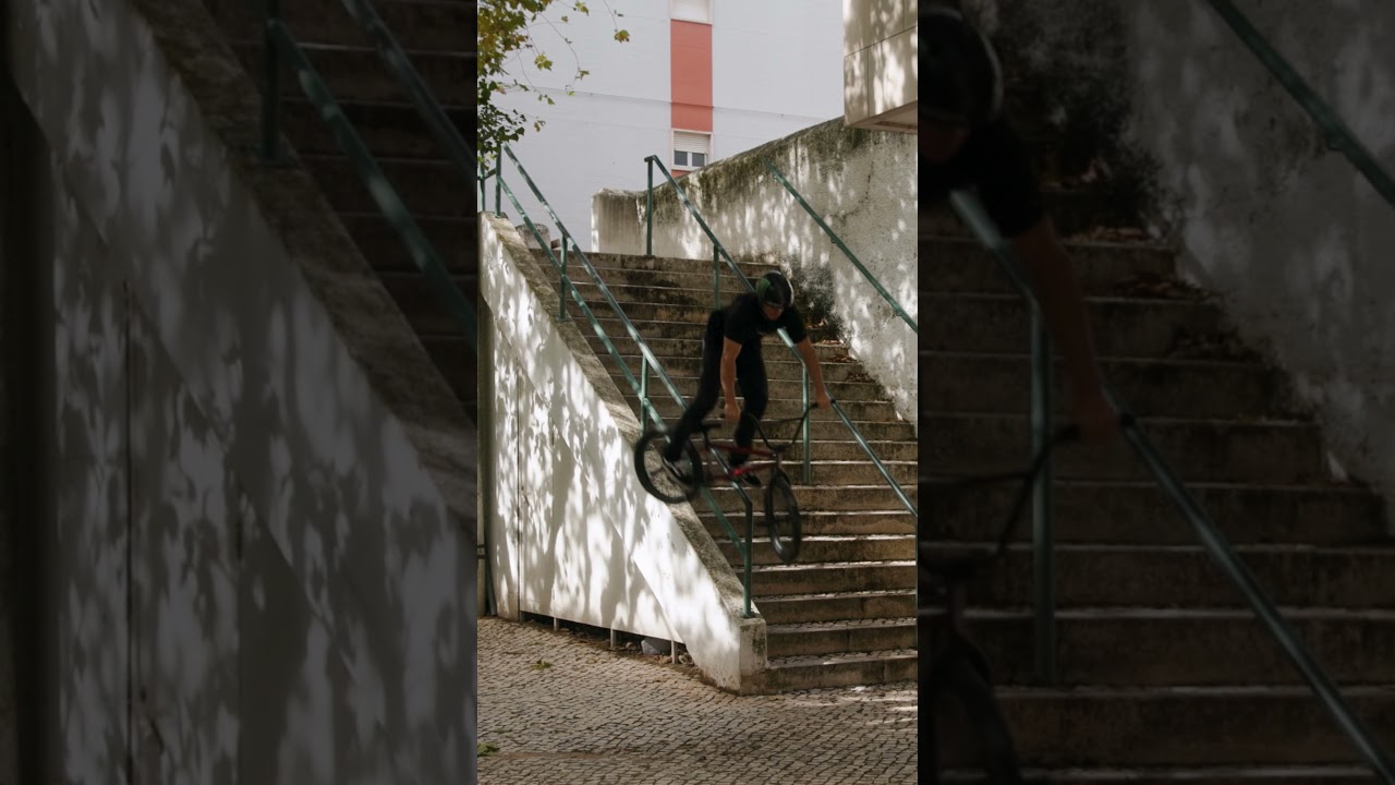 Imagem de destaque para: Alex Donnachie / massive switch hanger handrail grind / BSD BMX