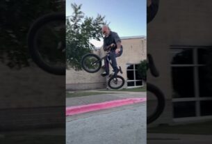 Imagem de destaque para: ELE TEM 50 ANOS E ANDA DE BMX