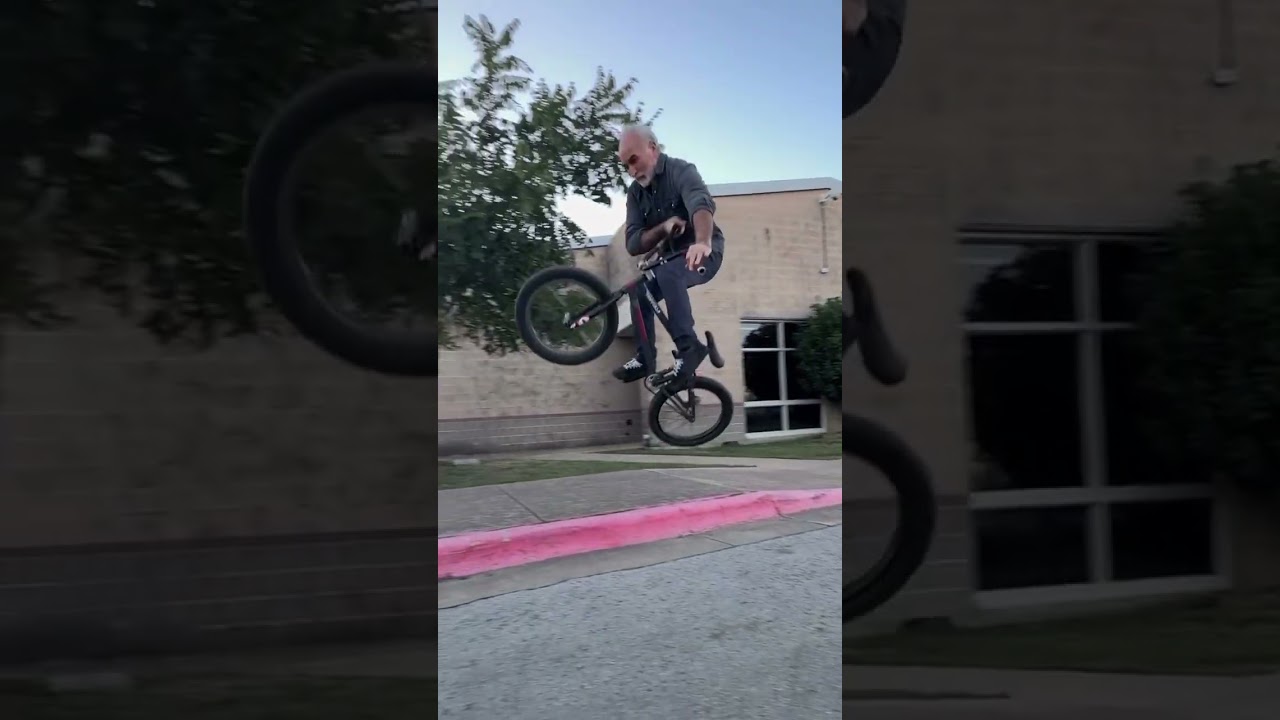 Imagem de destaque para: ELE TEM 50 ANOS E ANDA DE BMX